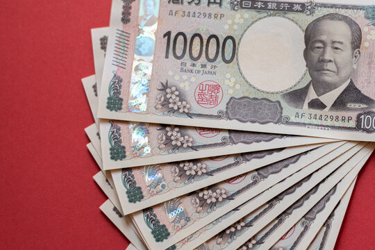 万札を扇状にする